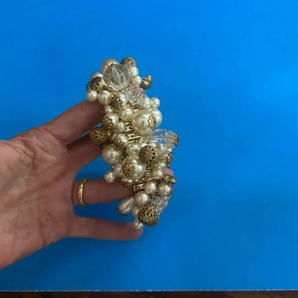 Vintage 80s Faux Pearl Filagree Gold Dangle Heart Stretch Bracelet - Picture 4 of 5